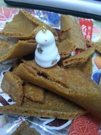 山形県庄内地方で有名なお土産お菓子、からからせんべい!!おもちゃが入ってるんです!