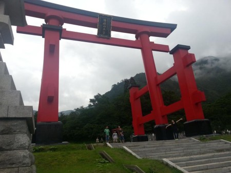 湯殿山の鳥居前にて、ばんざーい!