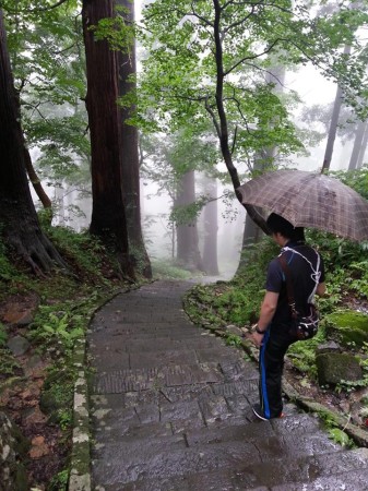 靄がかかる羽黒山