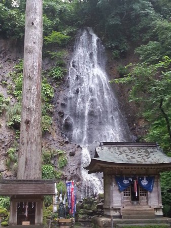 羽黒山の杉並木にある滝、三途の河…?