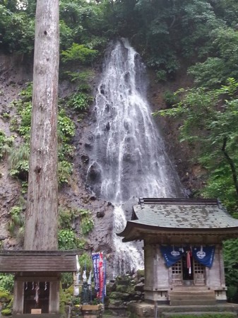 羽黒山の杉並木にある滝、三途の河…？