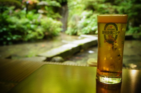 新潟の静かな温泉地で、きれいなお庭を見ながら美味しいビール