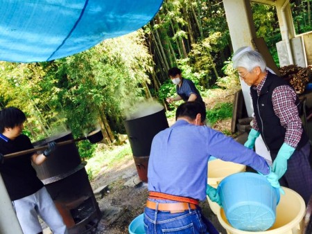 味噌作りプラン⑤アツアツの大豆を豆あげ