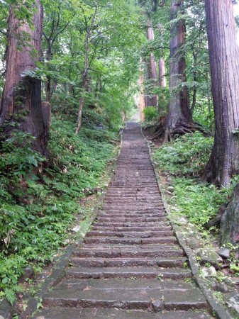 羽黒山の杉並木、2,446段の階段