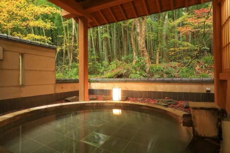 今板温泉湯本舘の露天風呂。秋が深まり周りの木々が紅葉している