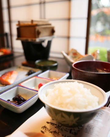 今板温泉湯本舘の朝食。新潟県産コシヒカリ新米に、おかずが並ぶ