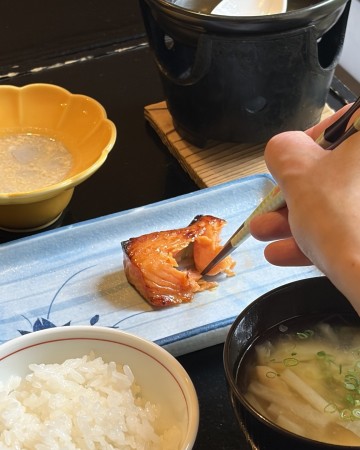 今板温泉湯本舘の朝食。鮭(トラウトサーモン)の西京焼きが人気。