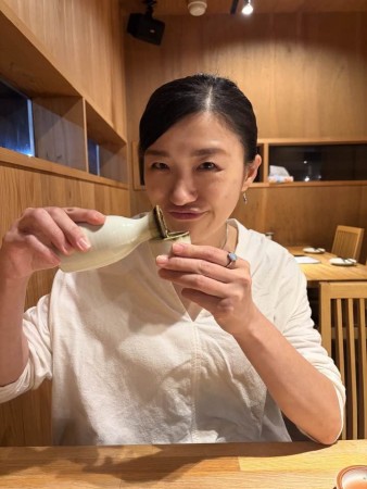 今板温泉湯本舘の酒と相撲好き若女将が熱燗を飲む永松祥子