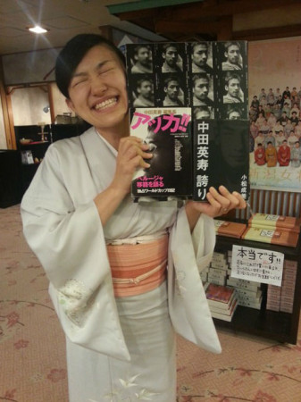 中田英寿さんのファースト写真集、アッカ、『誇り』を掲げる若女将