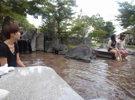 熊本県新玉名駅近く　玉名温泉にある大きい足湯