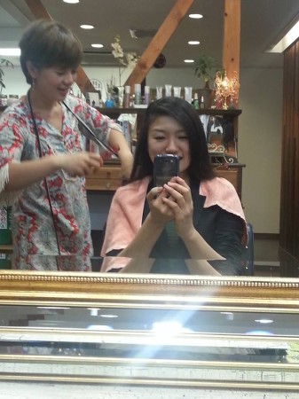 阿賀野市保田にある美容院、Clutch Jamクラッチジャムで、髪の毛いじってもらっている湯本舘若女将